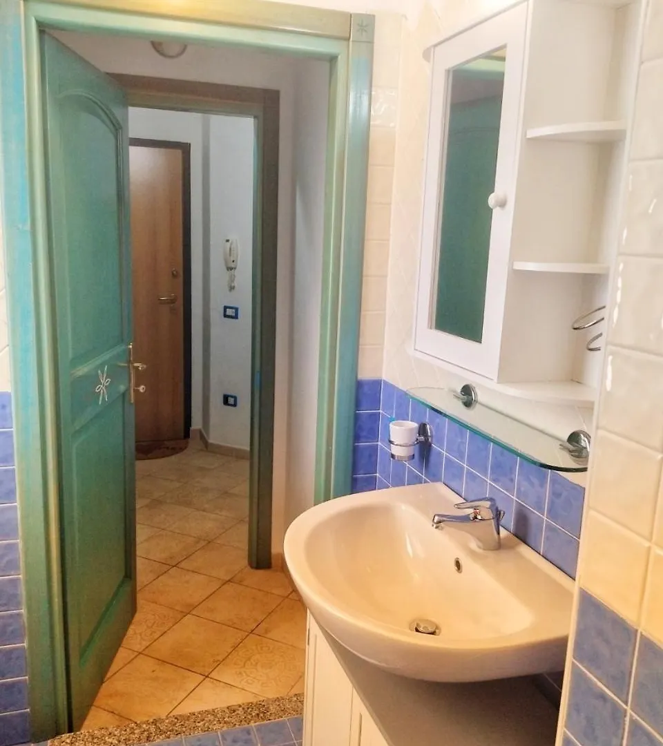 Casa Vacanze Gardenia La Maddalena Con Parcheggio Privato Lägenhet